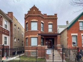 Building Photo - 1536 N Hamlin Ave