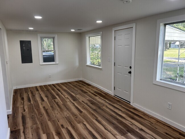 Building Photo - 1022 Logan Ave