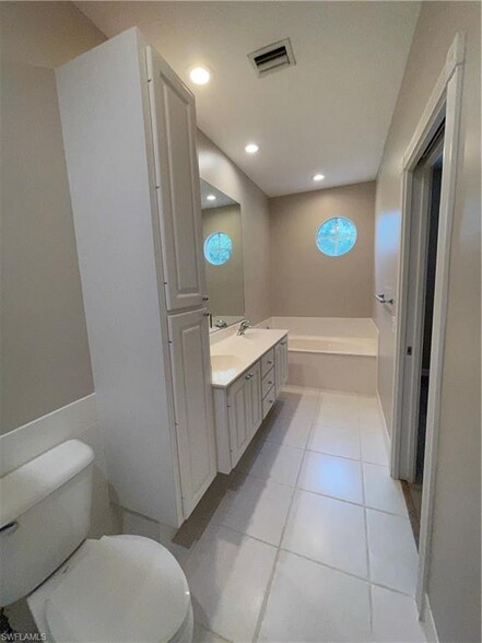 Building Photo - 6065 Islandwalk Blvd