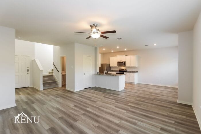 Building Photo - 10445 Sweetwater Creek Dr