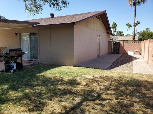 Building Photo - 3327 W Joan De Arc Ave