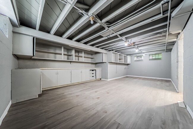 Building Photo - Beautiful 3 beds, 1.5 bathroom home with b...