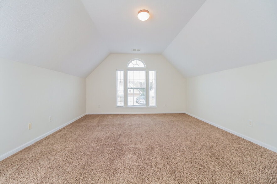 Building Photo - 413 Creekside Ln