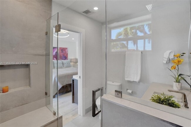 Building Photo - 2011 NE 31st Ct