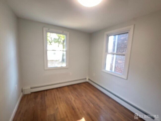 Building Photo - 310 Somerset St