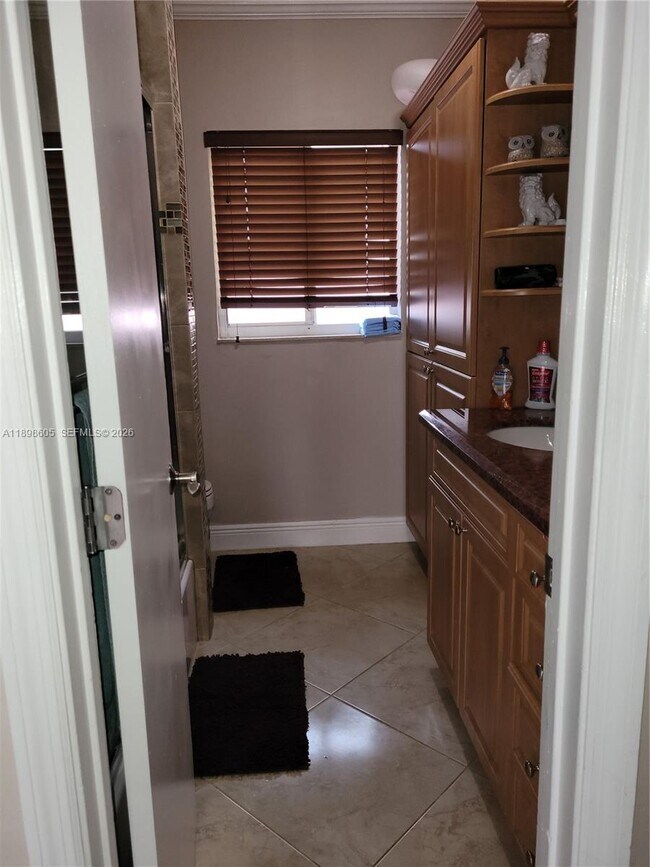 Building Photo - 6021 SW 62nd Pl