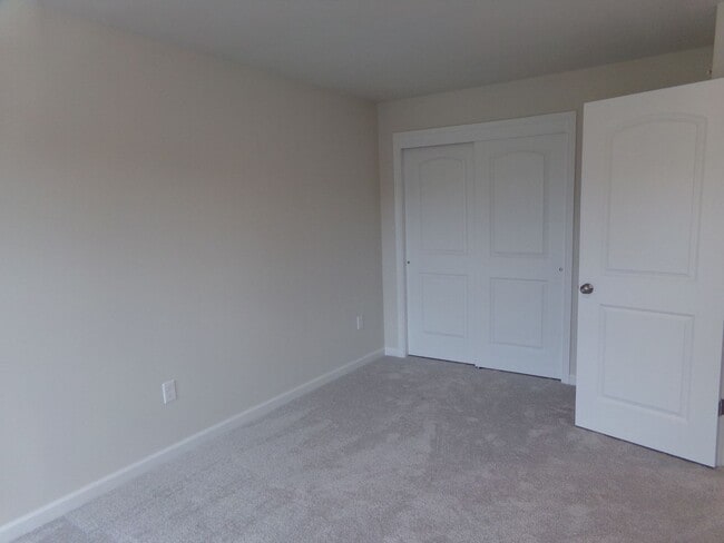 Building Photo - 3 bedroom, 2.5 Bathroom Townhouse in Gray's Pointe Neighborhood