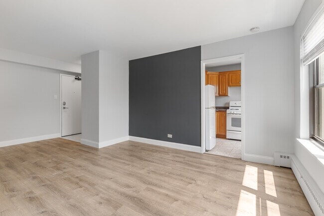 Building Photo - 5858 N Sheridan Rd