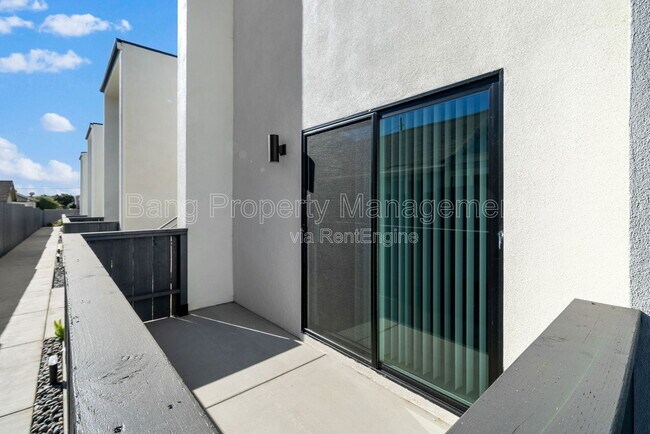 Building Photo - 1638 Elm Ave