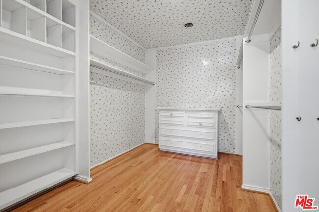 Building Photo - 1170 S Beverwil Dr