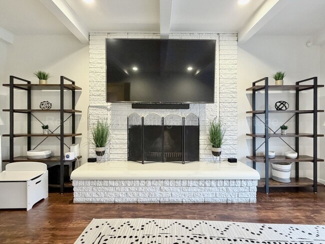 Building Photo - Spacious 4-Bedroom Minutes from Birmingham