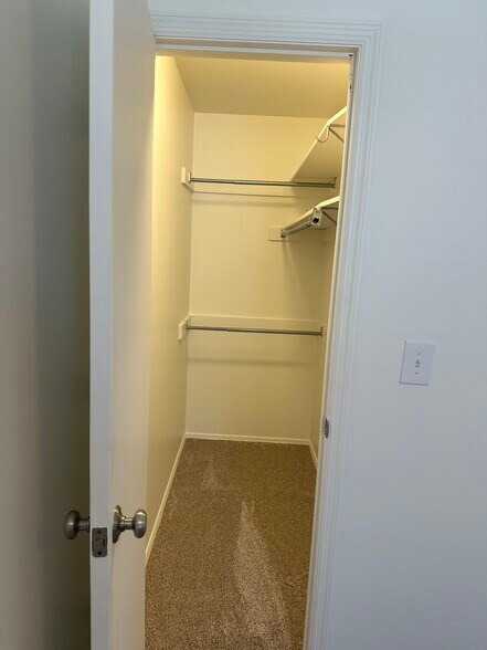 Building Photo - 228 Maple St