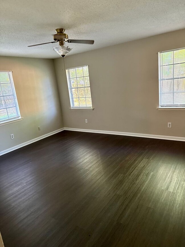 Building Photo - OCEAN SPRINGS SCHOOL DISTRICT - CUTE 3 BED...
