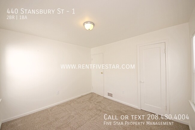 Building Photo - Charming 2 Bedroom Upstairs Apartment Avai...