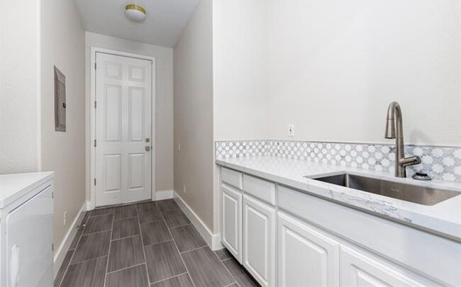 Building Photo - Livermore South Very Private 4 bedroom/3 b...