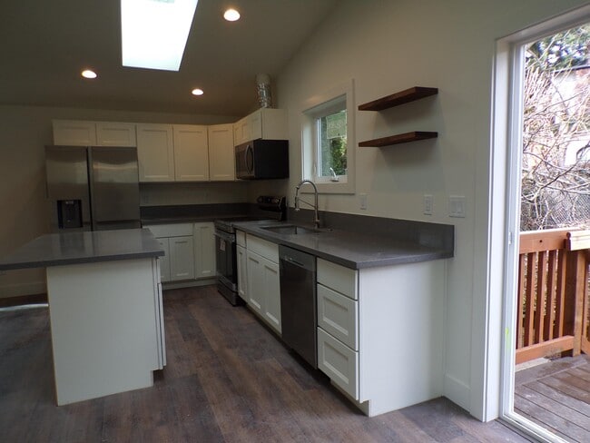 Building Photo - 1400 Dollar St