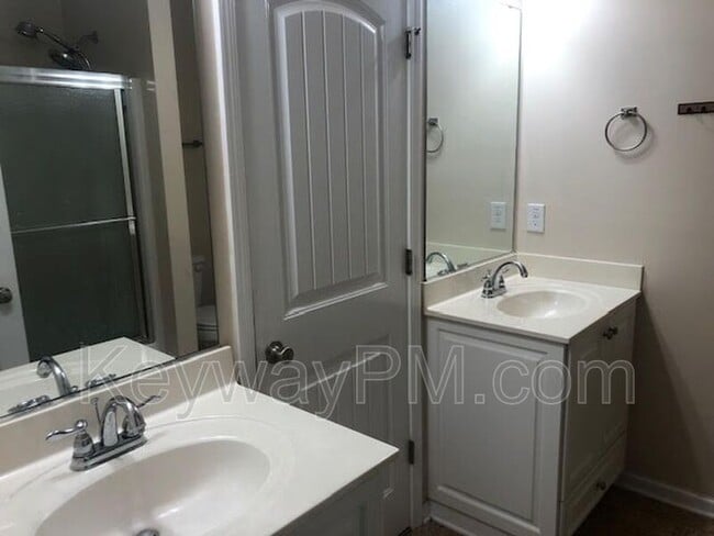 Building Photo - 1468 Collins Dr