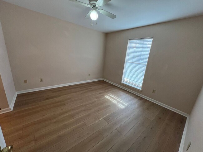 Building Photo - 2 bed 1 bath Available now!