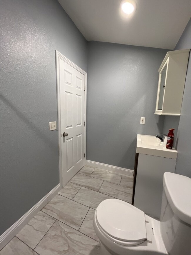 Building Photo - ALL UTILITIES INCLUDED STUDIO CENTRALLY LO...