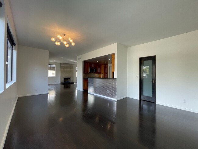 Building Photo - Spacious 2 Bedroom 2 Bath Condo in West LA