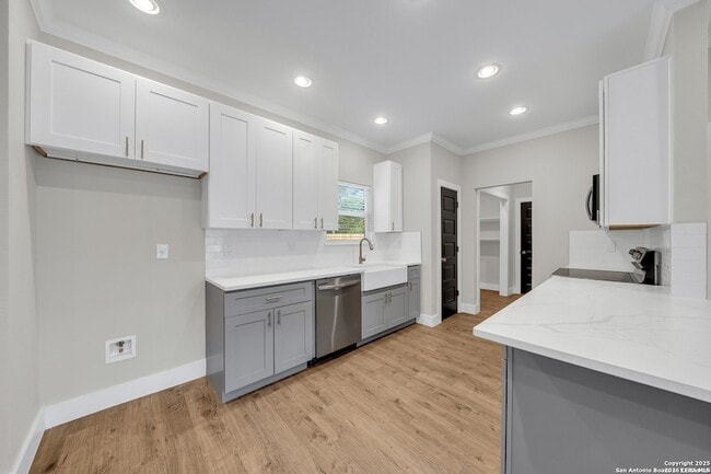 Building Photo - 4130 Moana Dr