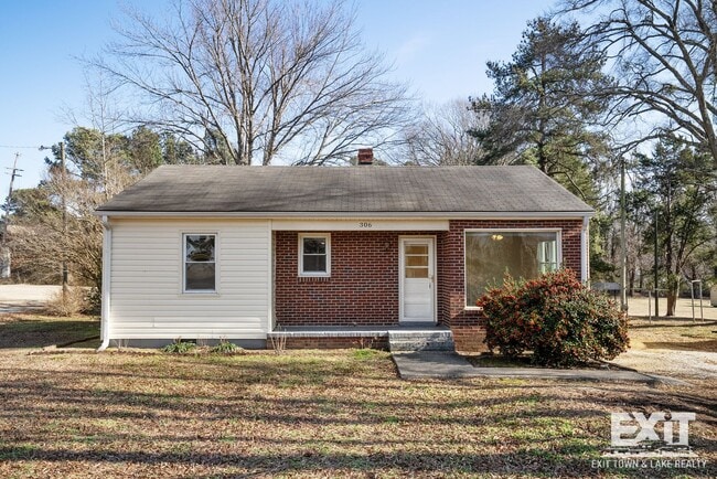 Building Photo - 3 Bedroom/1 Bathroom Brick Ranch For Rent