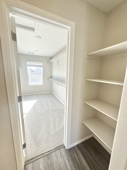 Building Photo - 870 Golden Peak Dr