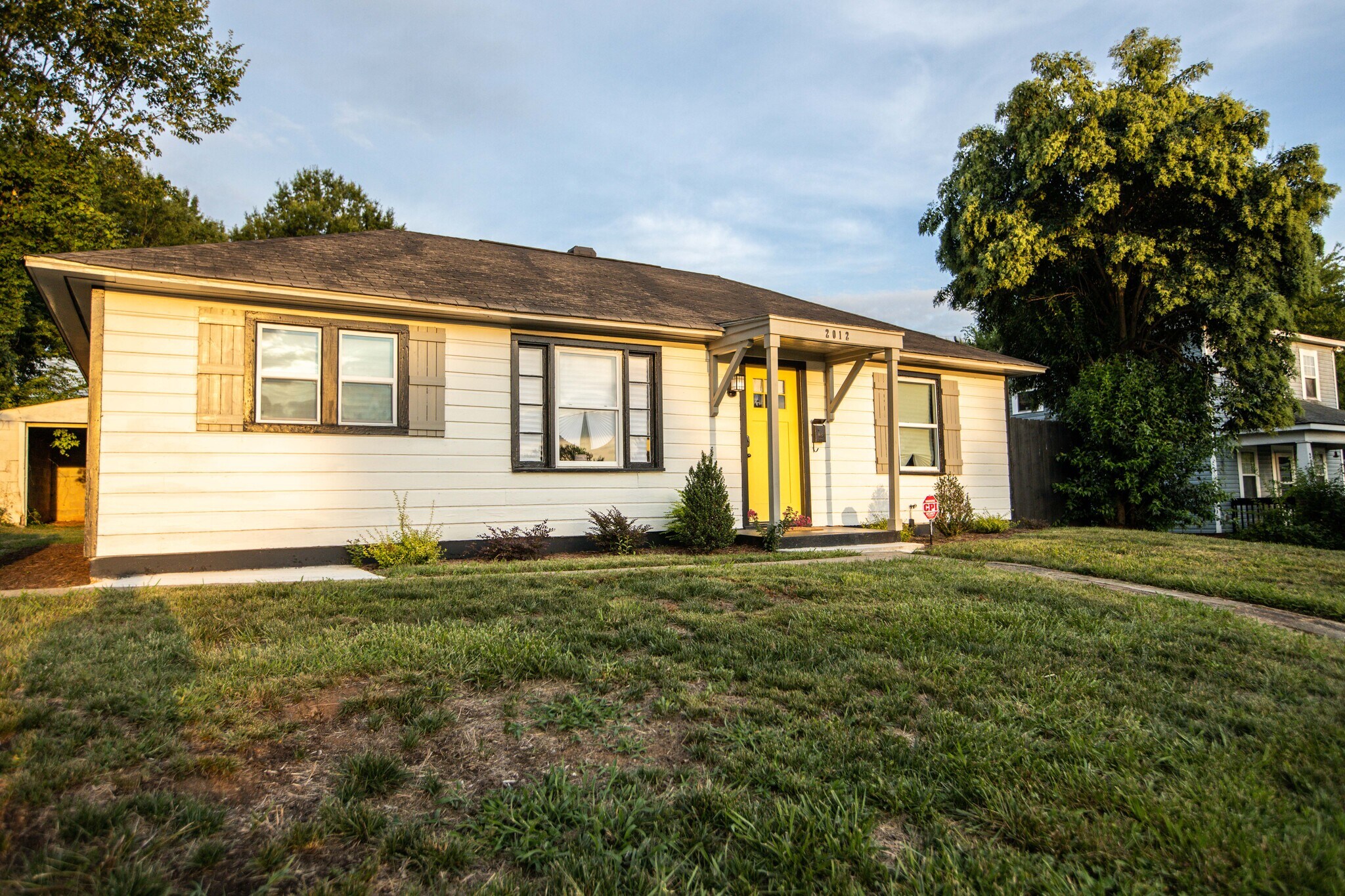 Building Photo - 2012 Double Oaks Rd