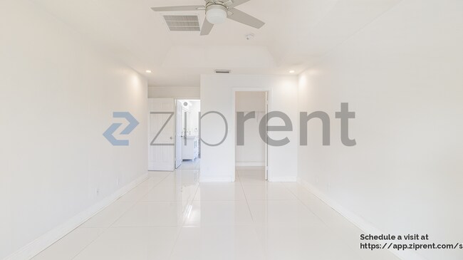 Building Photo - 714 SW Sardinia Ave