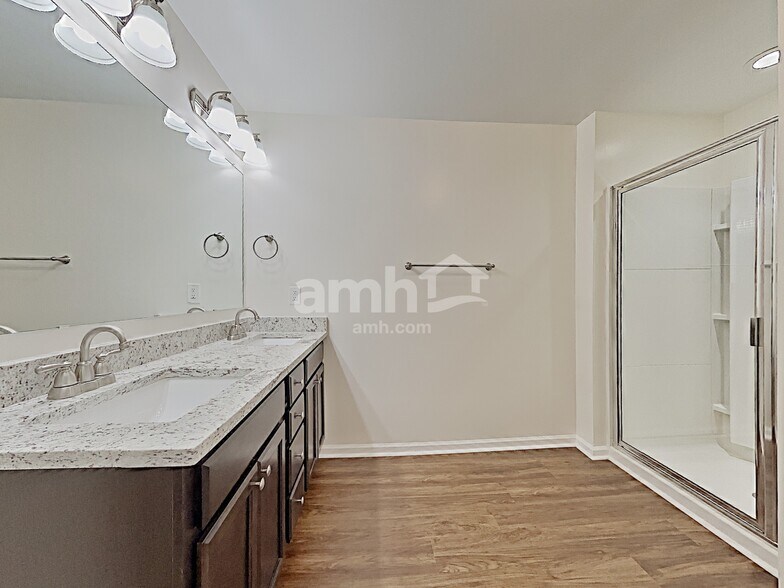 Building Photo - 323 Stoney Hollow Rd