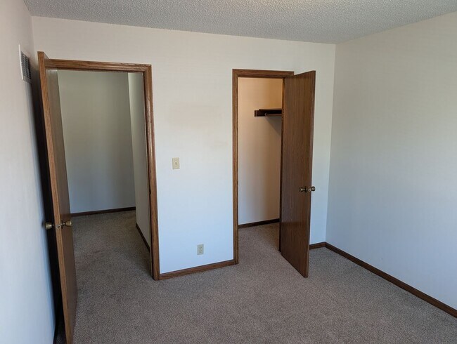 Building Photo - 2215 Mirwyn Ct
