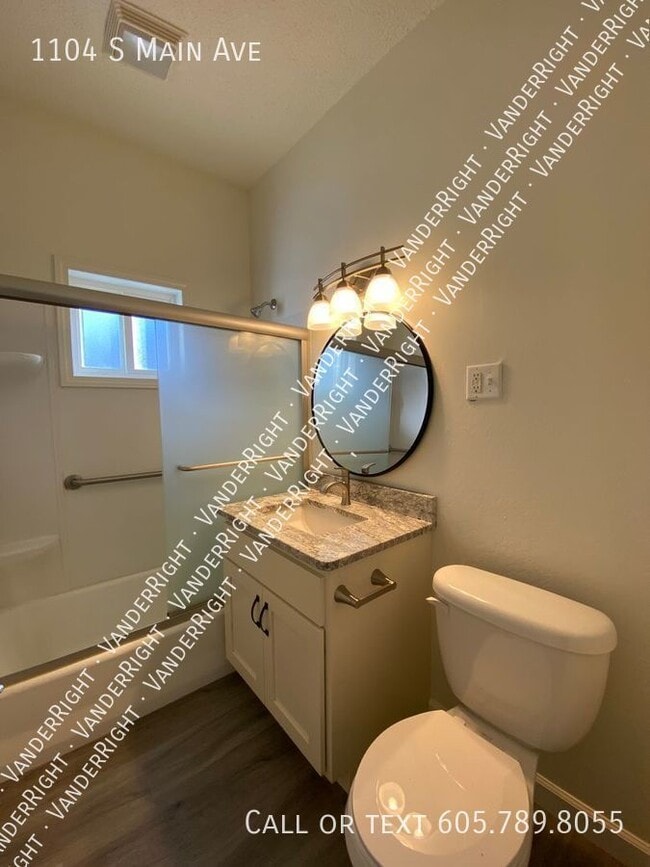 Building Photo - Charming 3 Bedroom House With Office & Fen...