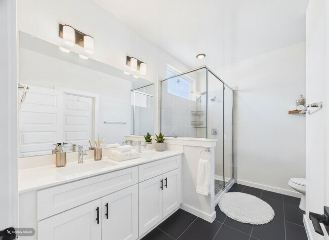 Building Photo - Great Townhouse with private yard