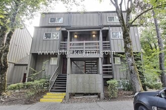 Building Photo - 2 Bed, 2 Bath Home - 1 Bed or Office and Bath on Main Floor