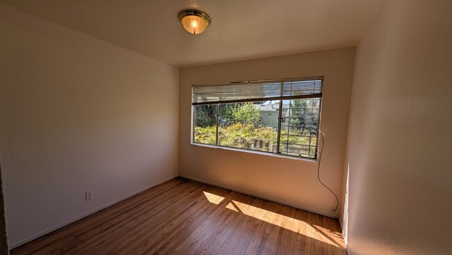Building Photo - 2 bedroom 1 Bath, lower unit, located betw...
