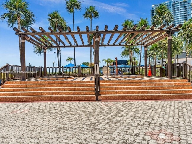 Building Photo - 825 Brickell Bay Dr