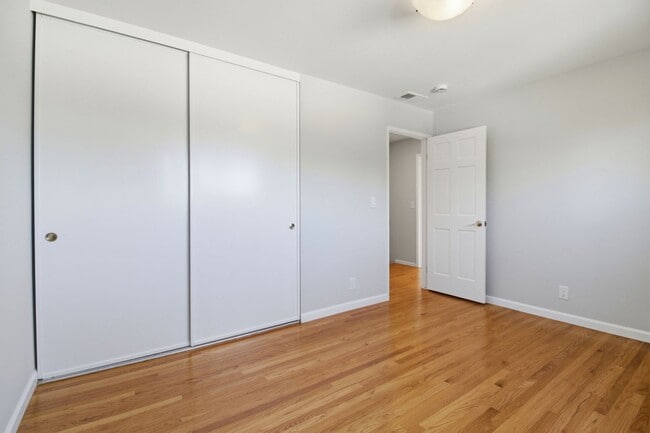 Building Photo - Remodeled 3-Bedroom 2.5-Bathroom Barron Park Home