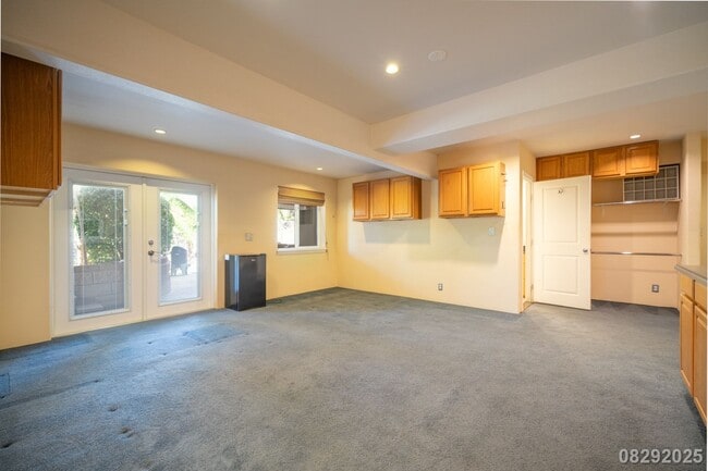 Building Photo - 3 Bedroom 3 Bathroom pet negotiable SFH in...