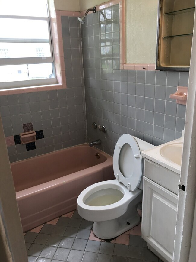 Building Photo - Nice 5-2 house in Dania