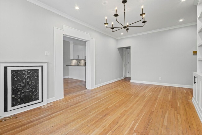 Building Photo - 537 W Brompton Ave