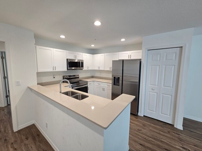 Building Photo - Beautiful 2 bed/ 2 bath Townhome w/ Balcony, Garage & Community Pool