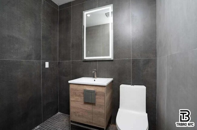 Building Photo - 3 bedroom in Brooklyn NY 11206