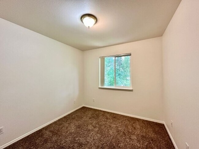Building Photo - 382-388 E Leadora Ln