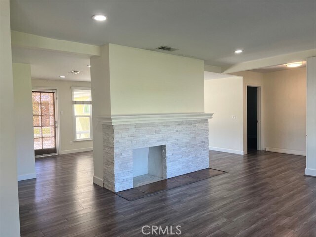 Building Photo - 1518 E Vine Ave