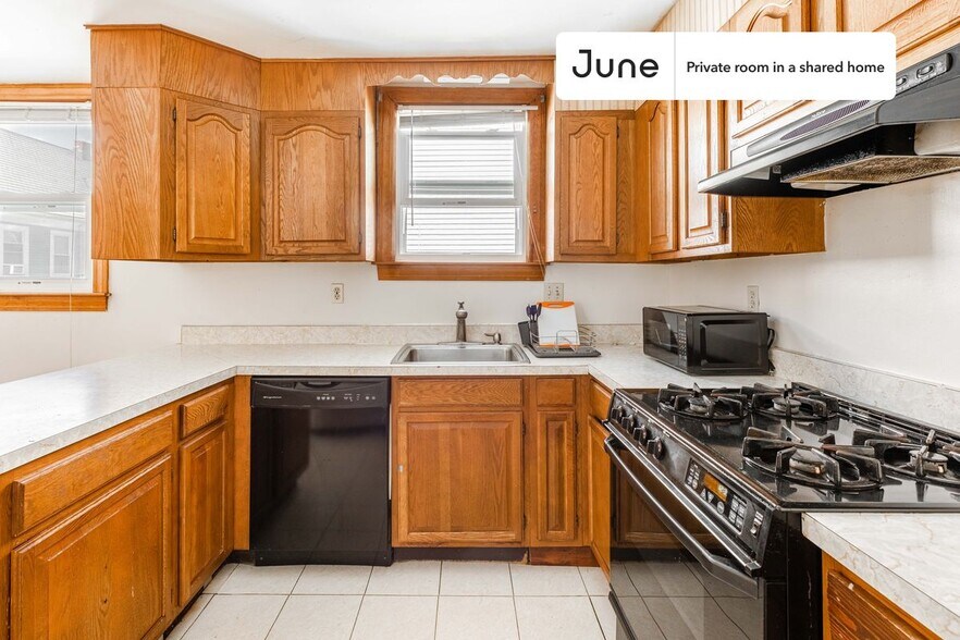 Building Photo - Room in Shared 5 bed/1 bath home