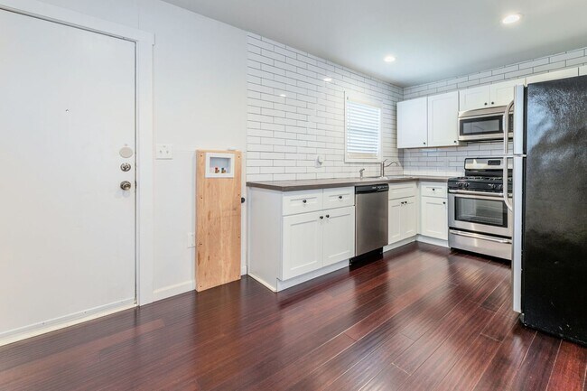 Building Photo - Charming & Updated Mid-Century 3 Bed/1 Bath in East Austin!