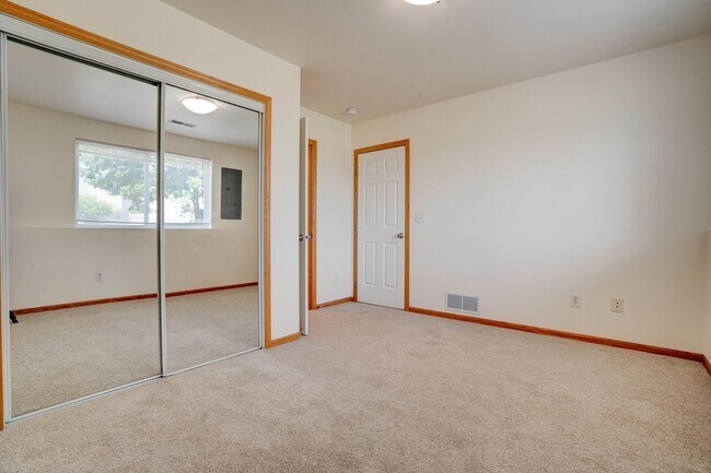 Building Photo - Woodridge Estates Townhomes