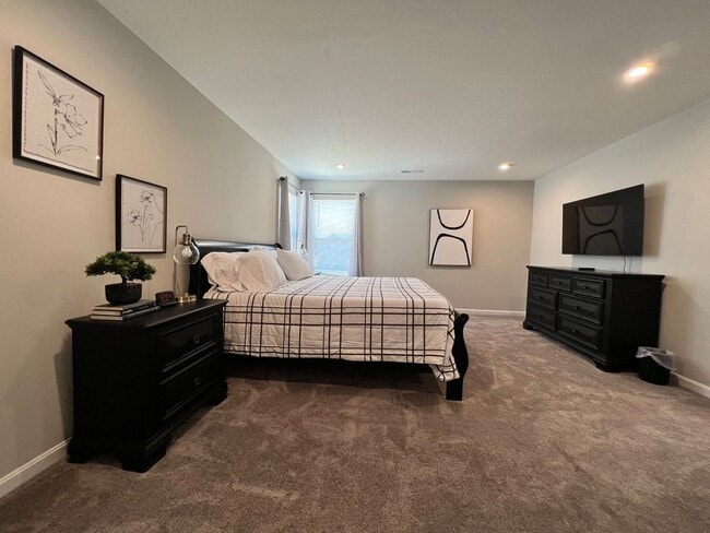 Building Photo - Great Neighborhood home with Pool and workout facility