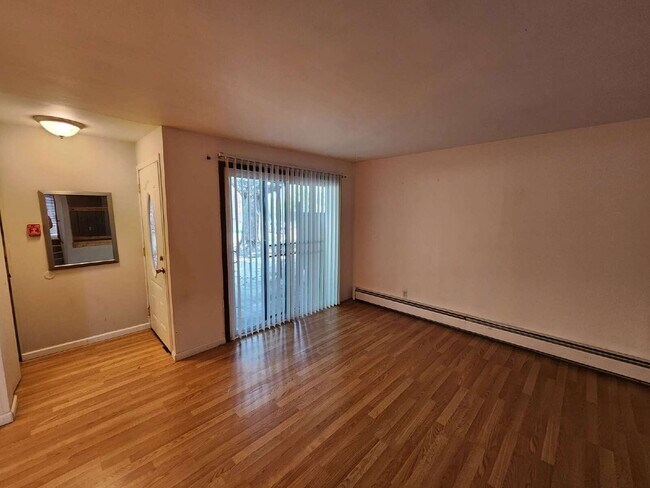 Building Photo - 2 Bedroom condo unit Appleton