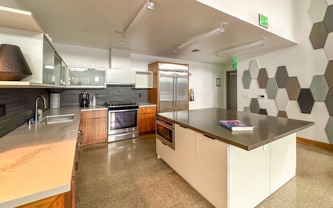 Building Photo - Live Above the Action — 14th-Floor ICON Condo with Petco Park Views